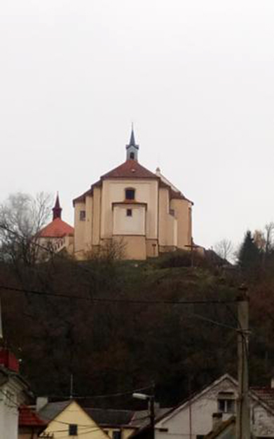 Kostel s podhradm