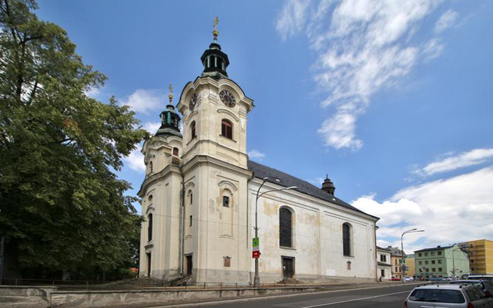 Kostel s boku