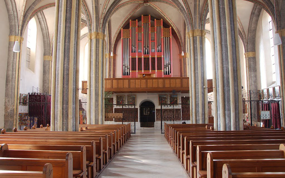 Interiér kostela, varhany