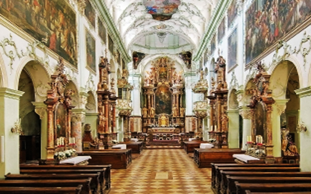 Interiér kostela, oltáø