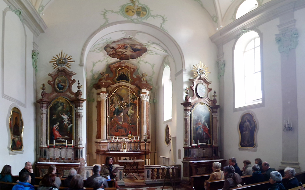 Interiér kostela, oltáø